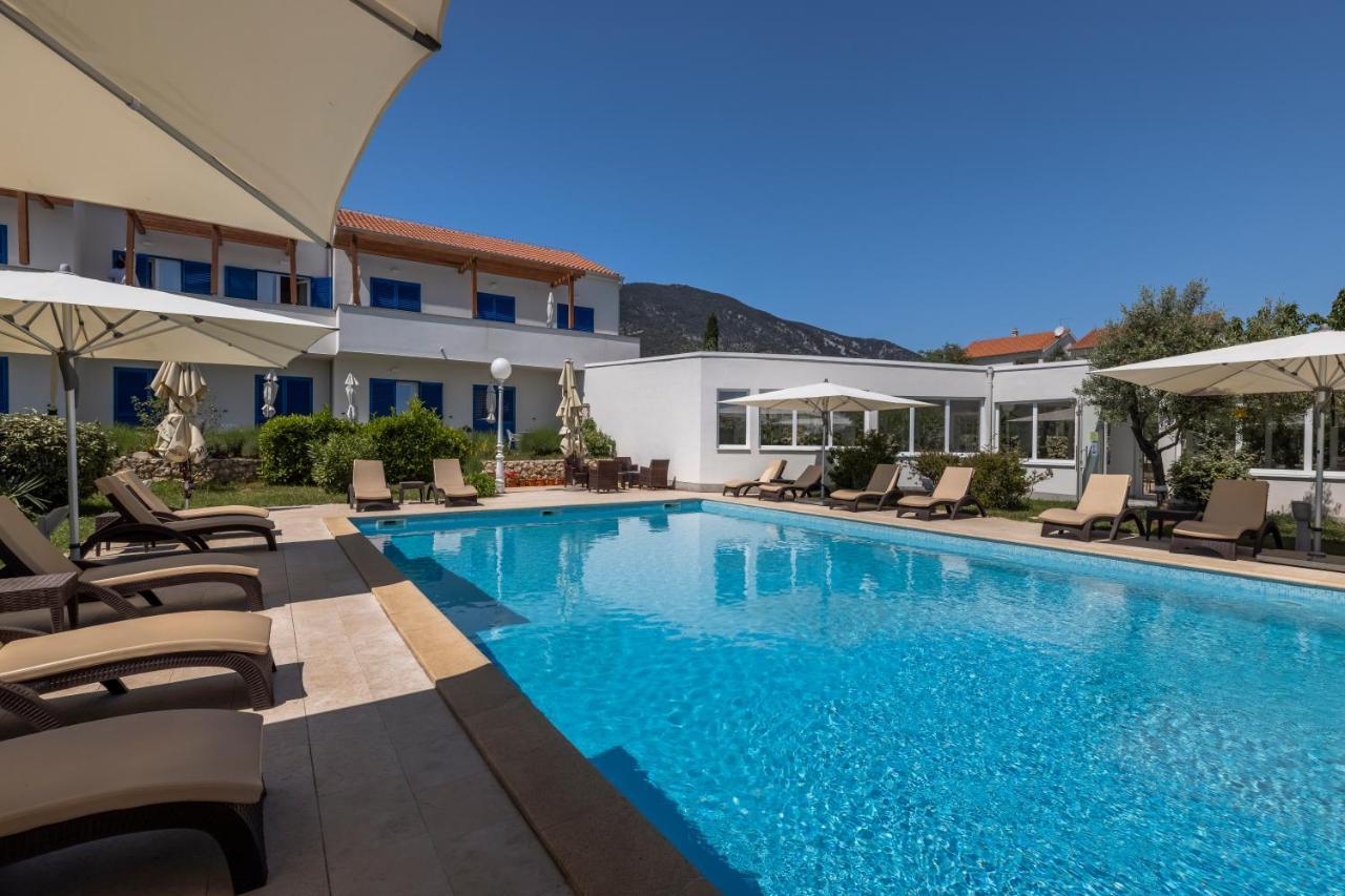 Hotel Manora Нерезине Екстериор снимка