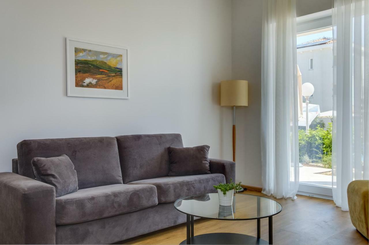 Hotel Manora Нерезине Екстериор снимка